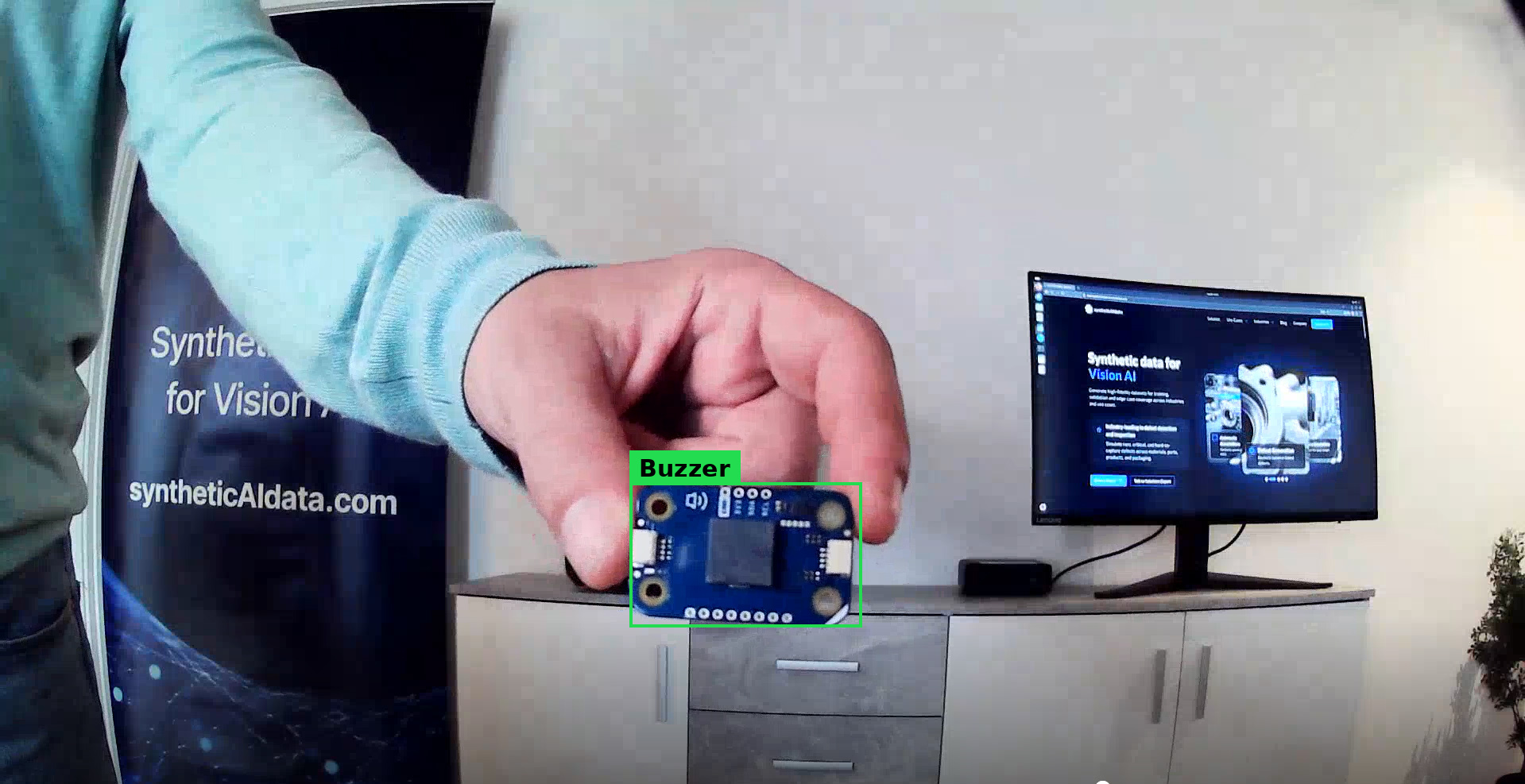 JBR-001 camera detecting an Arduino® Modulino™ Buzzer JBR-001 camera detecting an Arduino® Modulino™ Buzzer